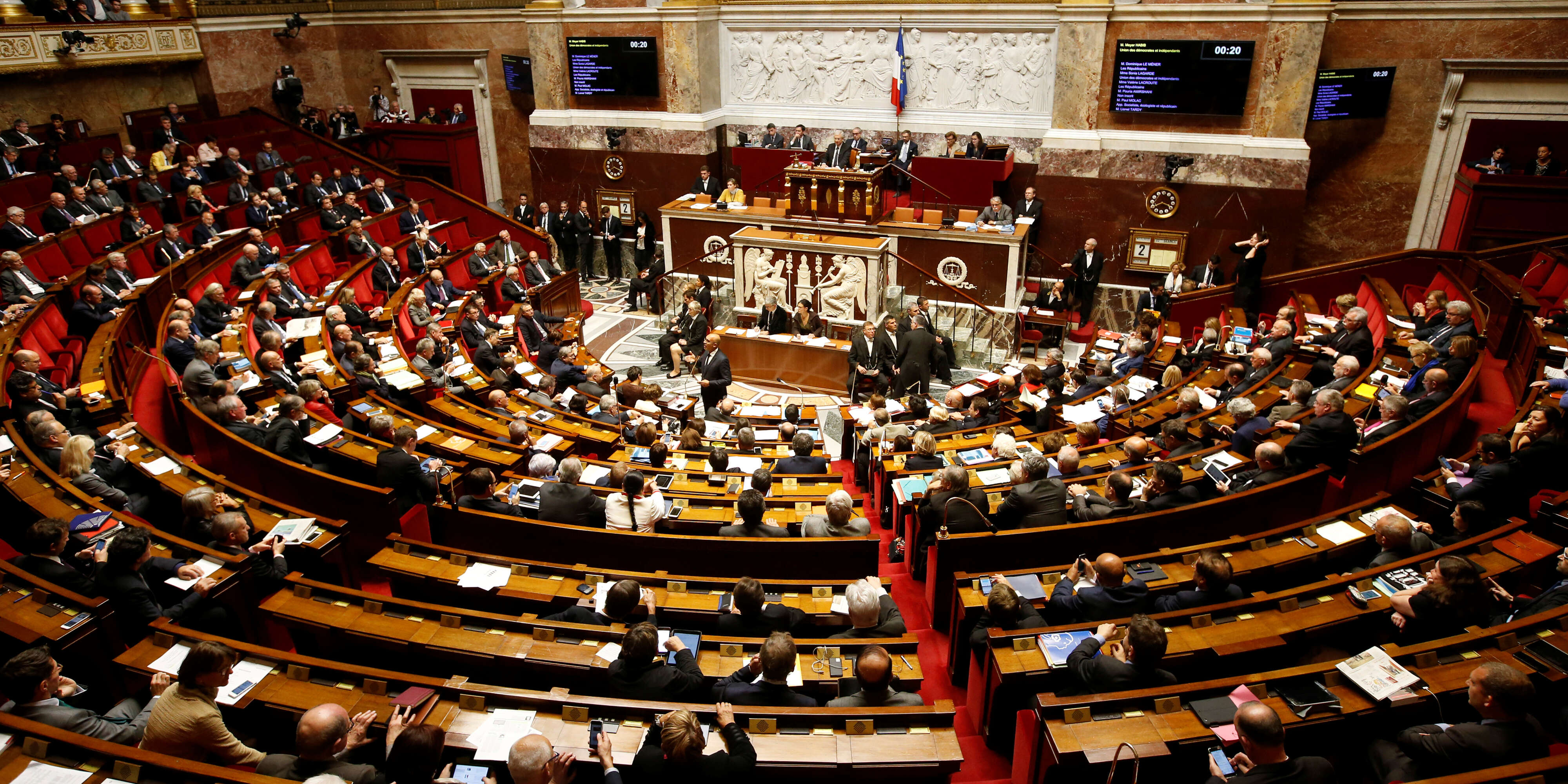 Parlementaires lors d'une séance de travail.