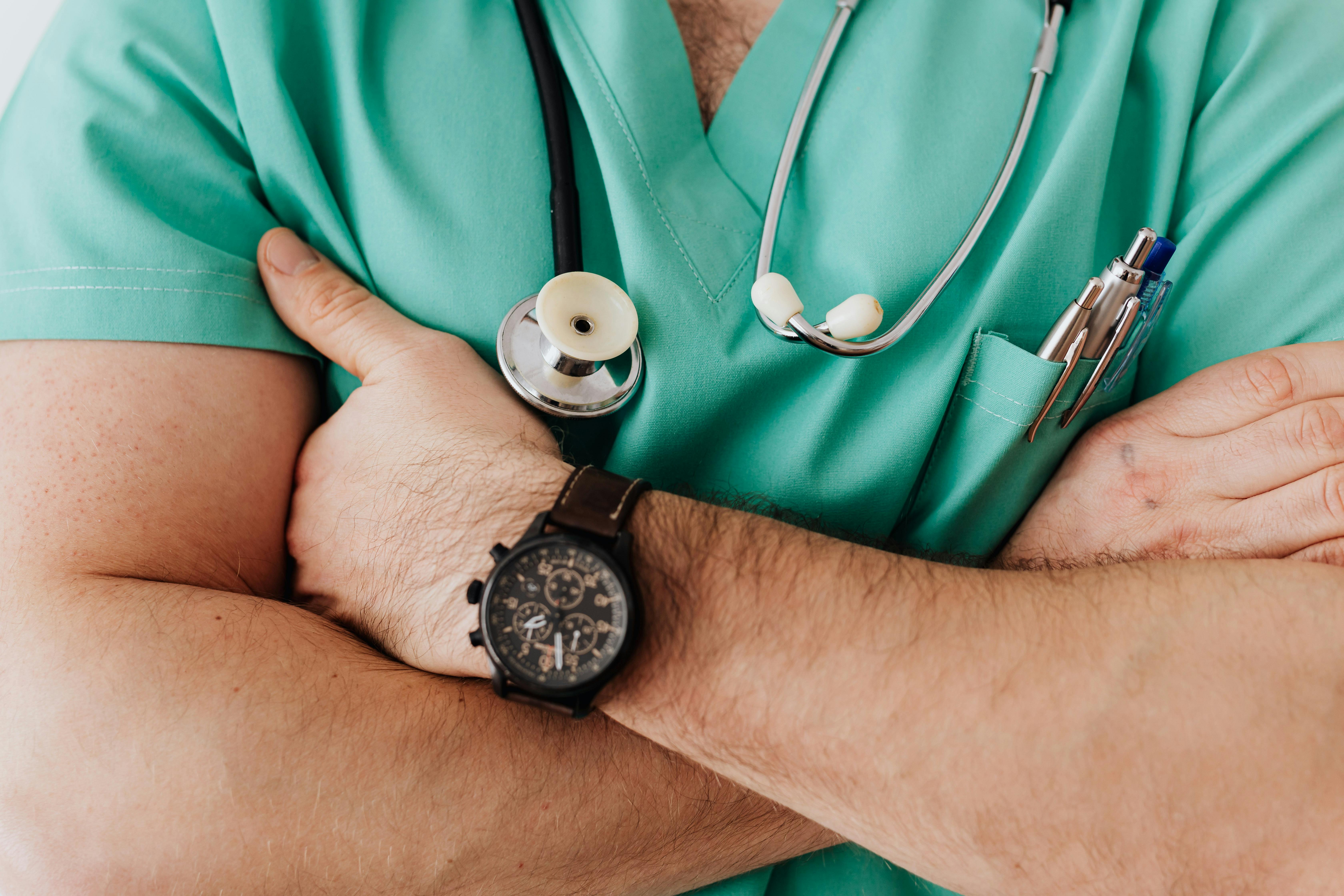 Photo rapprochée d'un professionnel de santé croisant les bras.