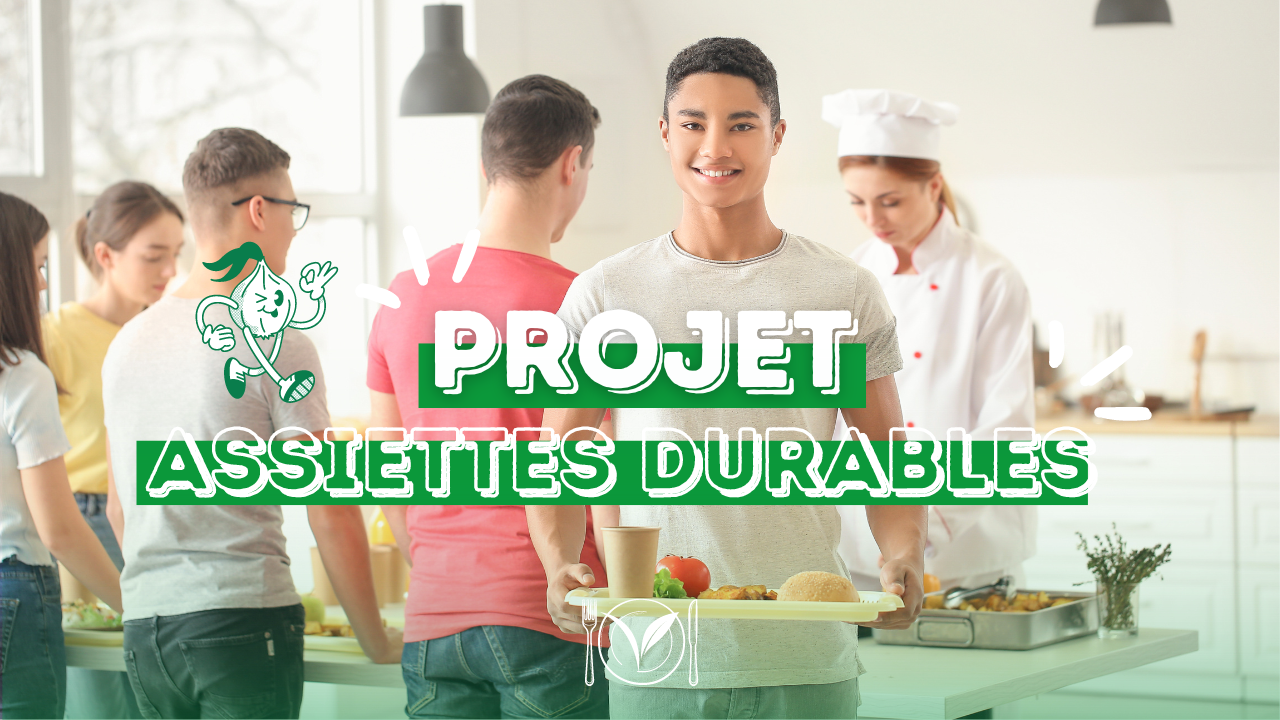 Un groupe de jeunes personnes autour d'une table dans une cuisine, tournés de dos. Une cheffe, nous faisant face, semble leur enseigner la préparation d'une recette. Un des jeunes nous fait face, sourire aux lèvres, et tient un plateau repas. On peut lire "Projet Assiettes Durables" en gros, au premier plan.