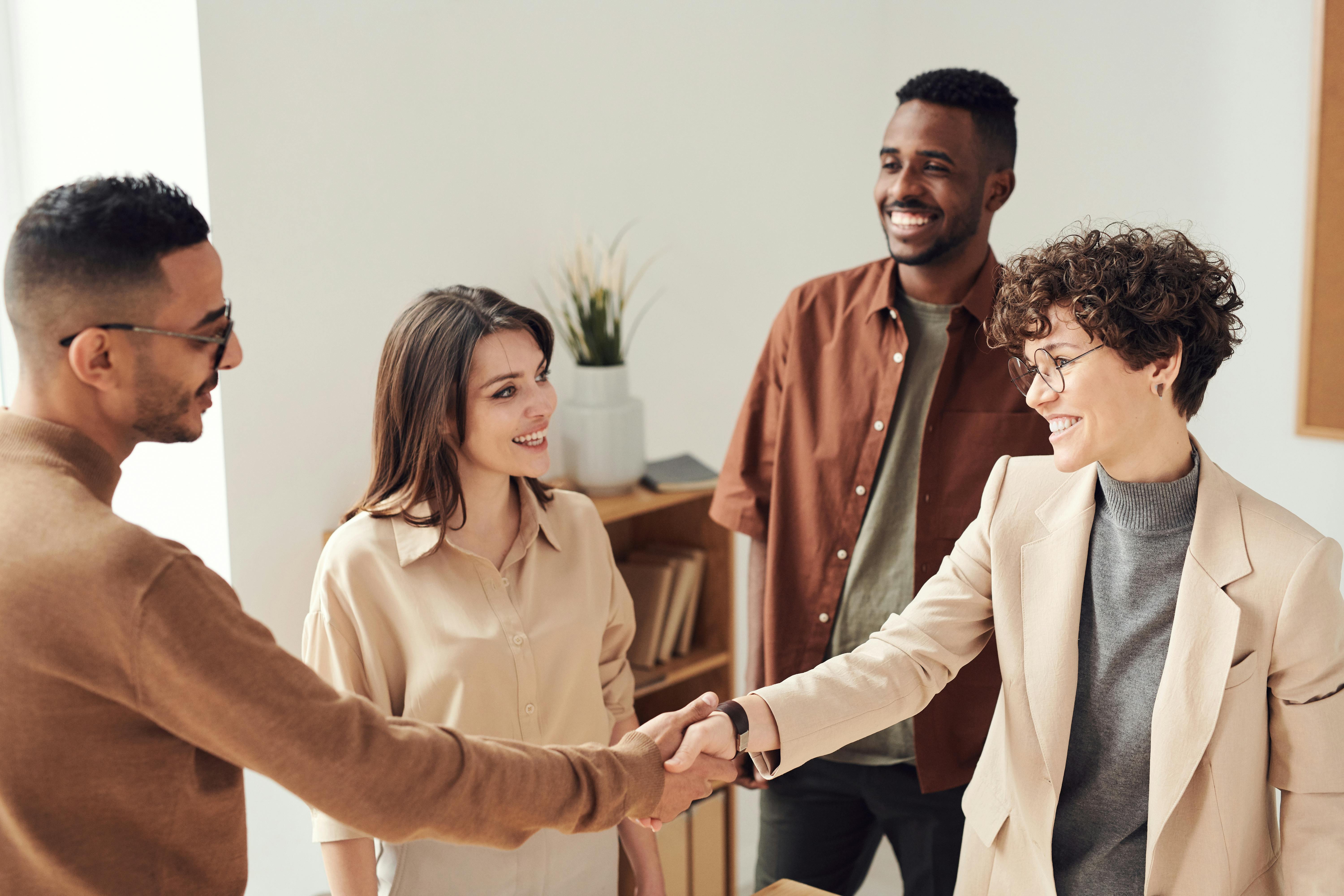 Groupe de personnes se serrant la main