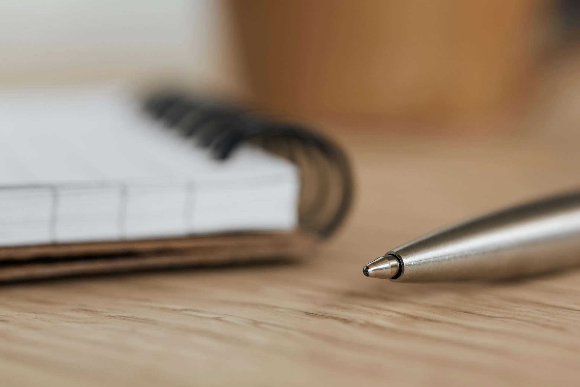 Photo d'un stylo et d'un calepin sur une table