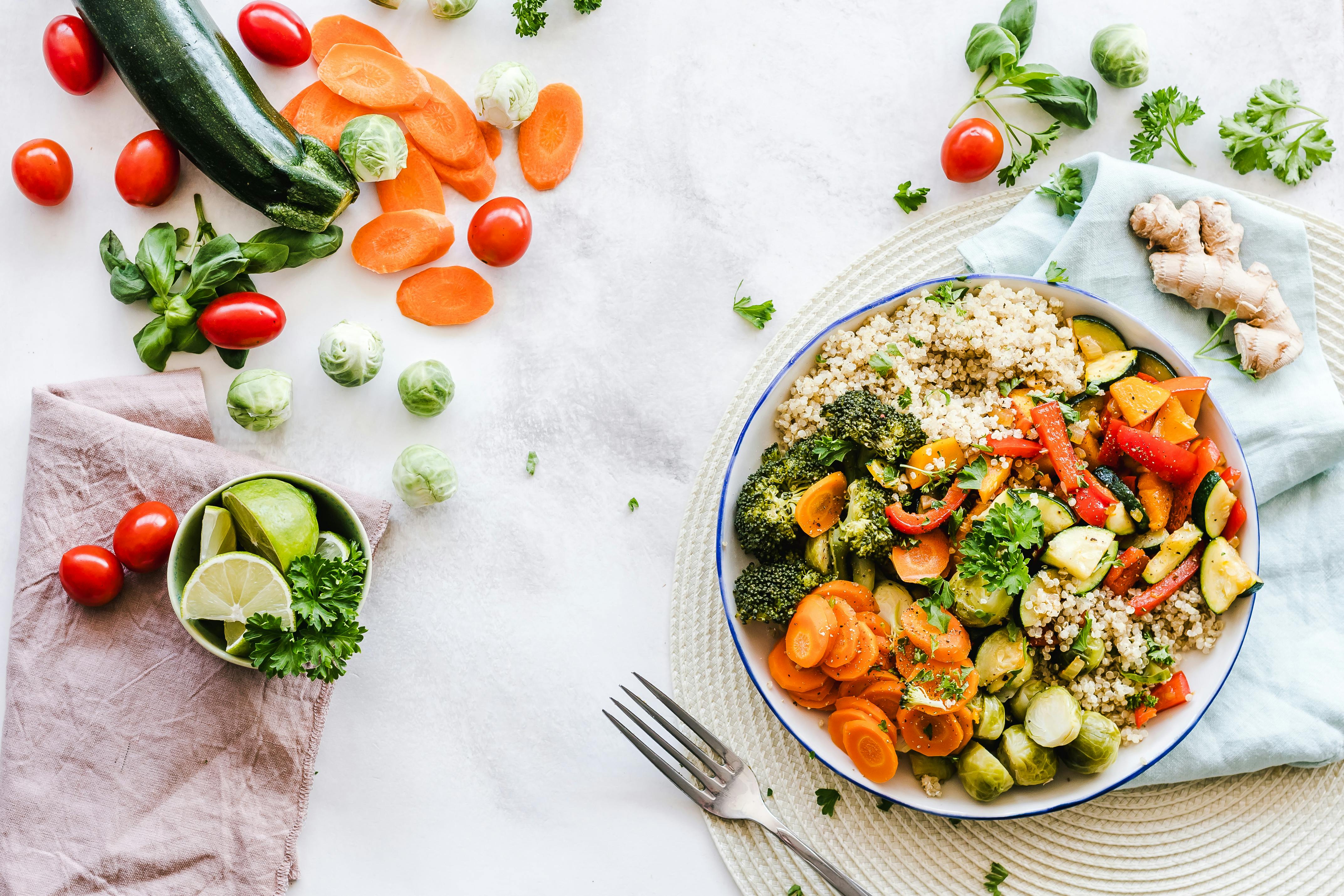 Image d'une assiette composée de légumes, légumineuses et céréales.